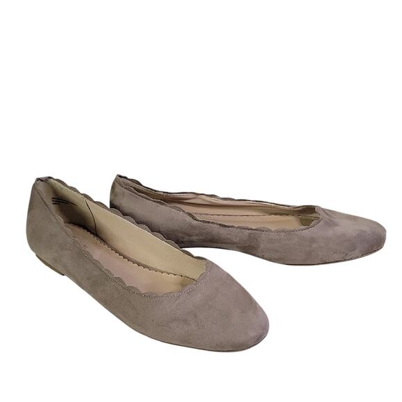 Isaac Mizrahi Taupe Scalloped Edge Slip On Flats Womens Size 9 - Picture 1 of 11